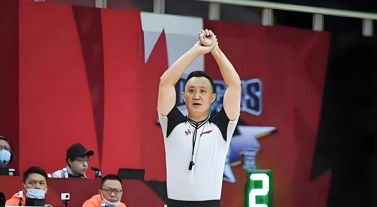 队内强力内线再添新兵，助力球队逆转胜利的简单介绍