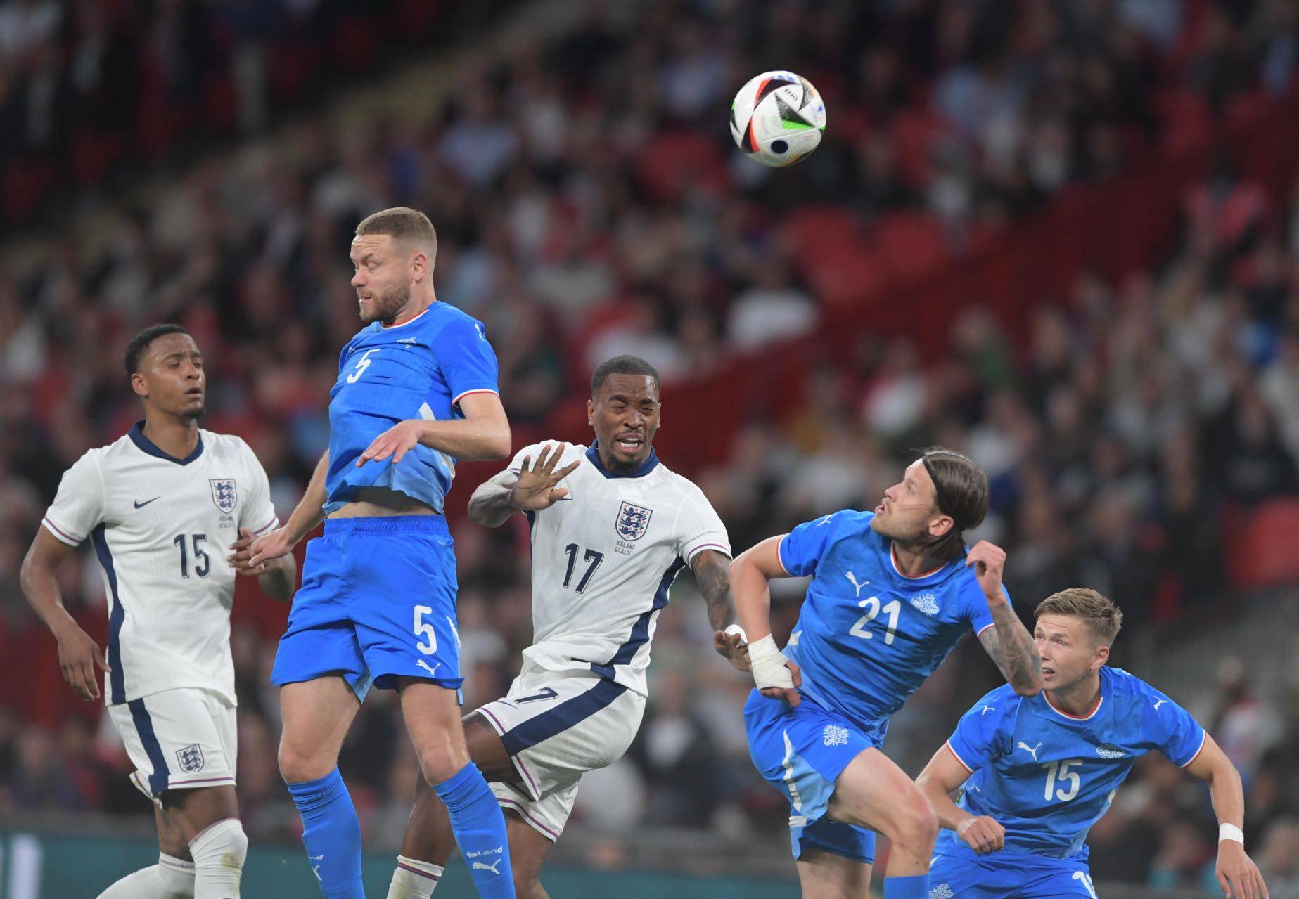 冰岛队迎接挑战,备战欧洲杯预选赛 冰岛队迎接挑战,备战欧洲杯预选赛