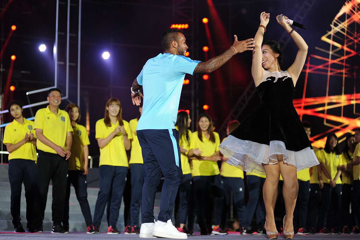 爱游戏登录入口-包含爵士队主场氛围热烈球迷深情助威的词条