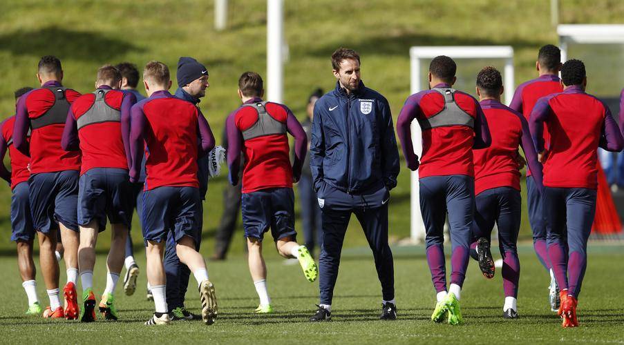 爱游戏网页版入口-包含拜仁慕尼黑备战下一轮联赛，主帅强调整体作战的词条