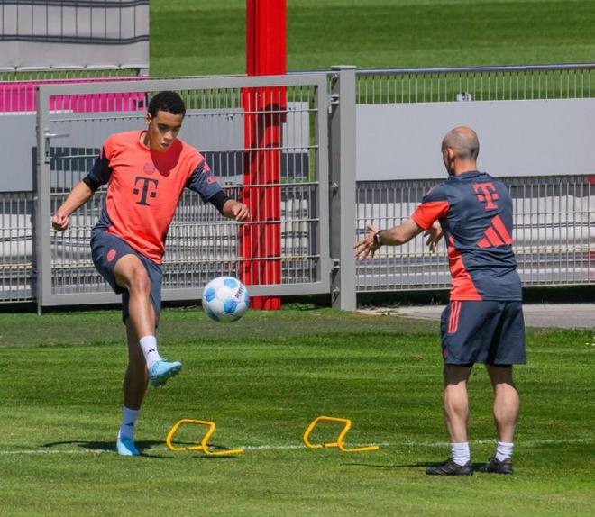 欧国联赛队员合作默契技压对手