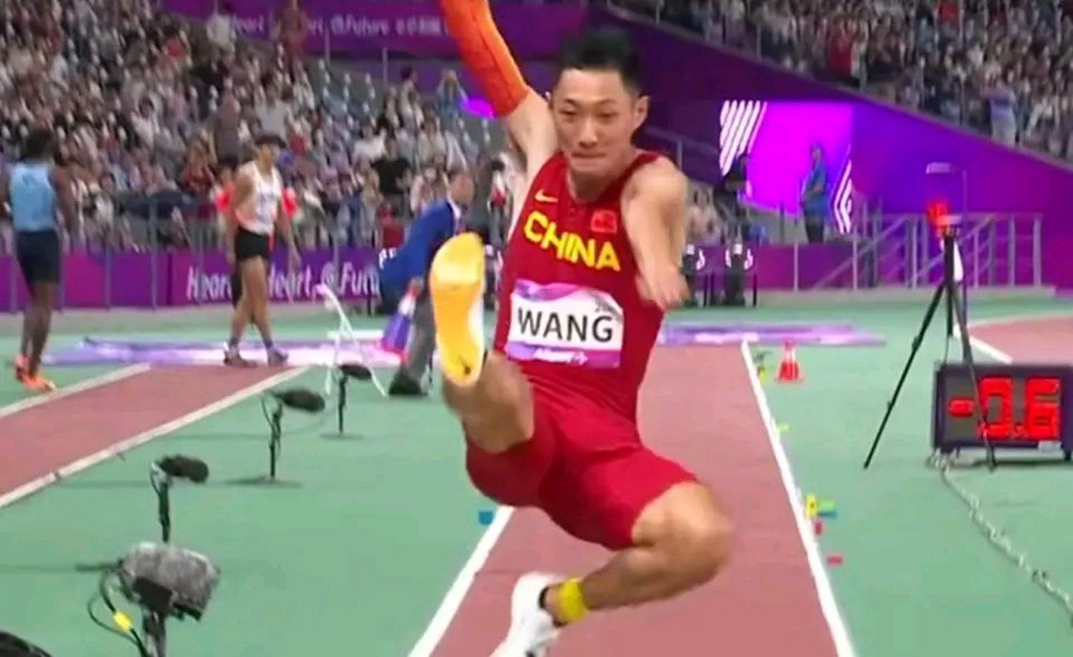 田径跳高男子决赛选手争夺冠军 田径跳高男子决赛选手争夺冠军