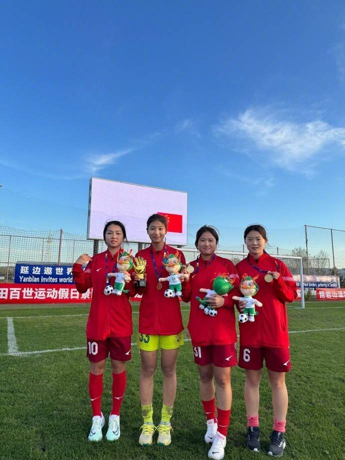 足球联赛冠军争夺激烈,形势不明朗 足球联赛冠军争夺激烈,形势不明朗