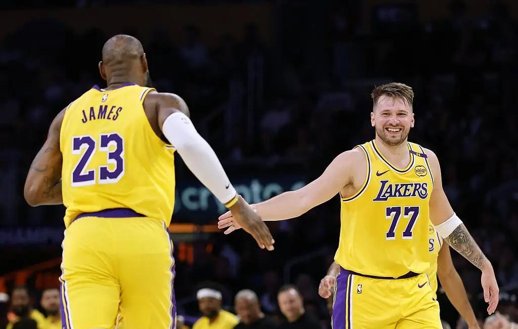 爱游戏网页版-惊险一幕！球队逆转战局惊喜