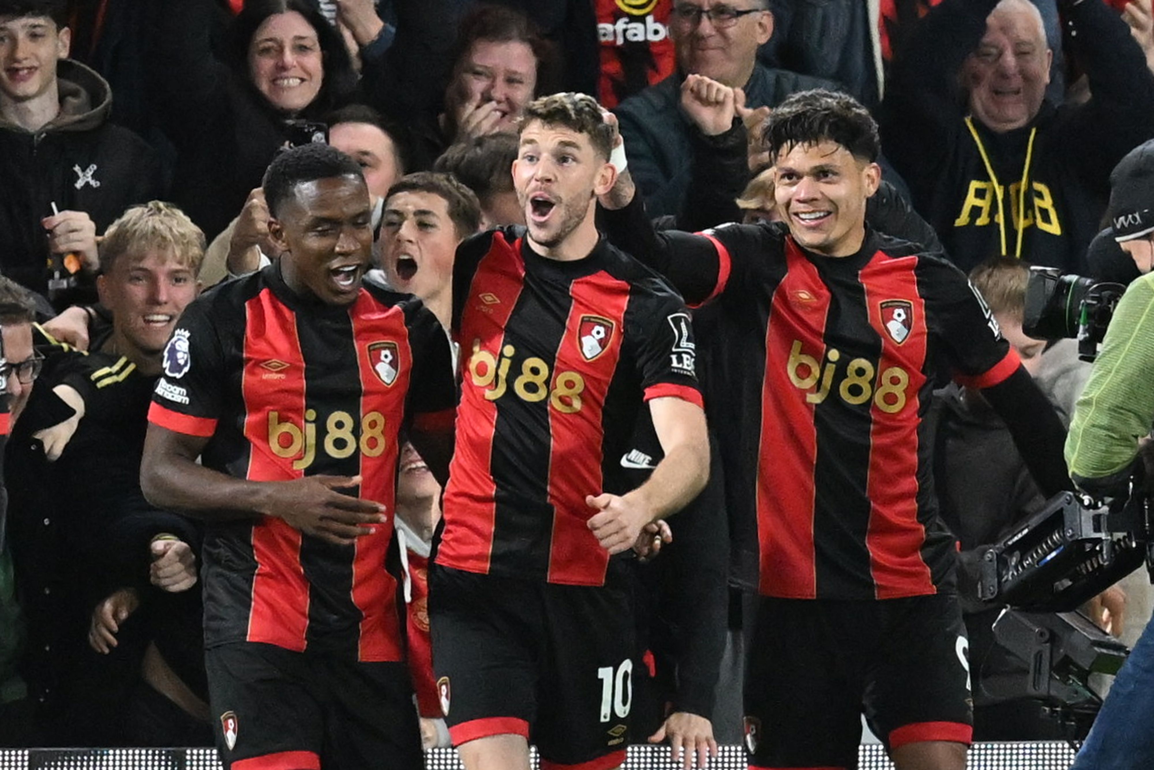 曼联客场险胜,伯恩茅斯难逃惨败 曼联客场险胜,伯恩茅斯难逃惨败