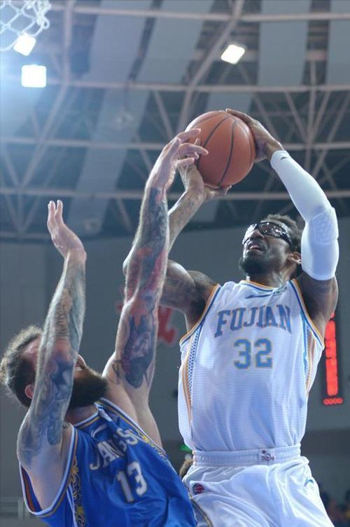 爱游戏在线-体育巨星闪耀赛场，众人为之疯狂