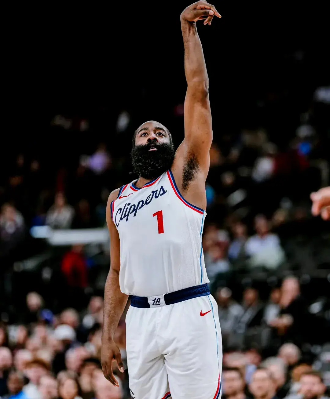 里昂背靠背作战,球队状态起伏不定 里昂背靠背作战,球队状态起伏不定