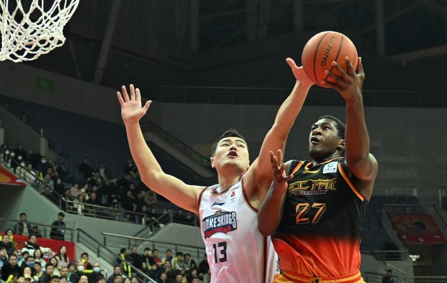 爱游戏官方入口-陕西男篮防守稳固，挡住对手猛攻