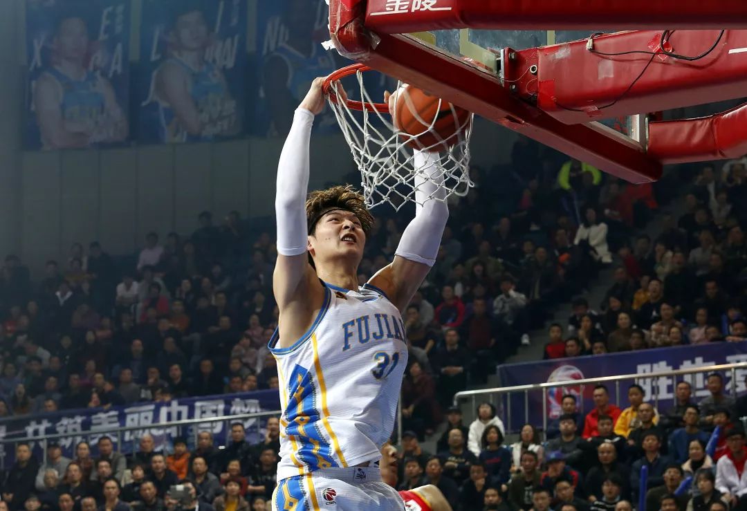 陕西男篮防守稳固,挡住对手猛攻 陕西男篮防守稳固,挡住对手猛攻