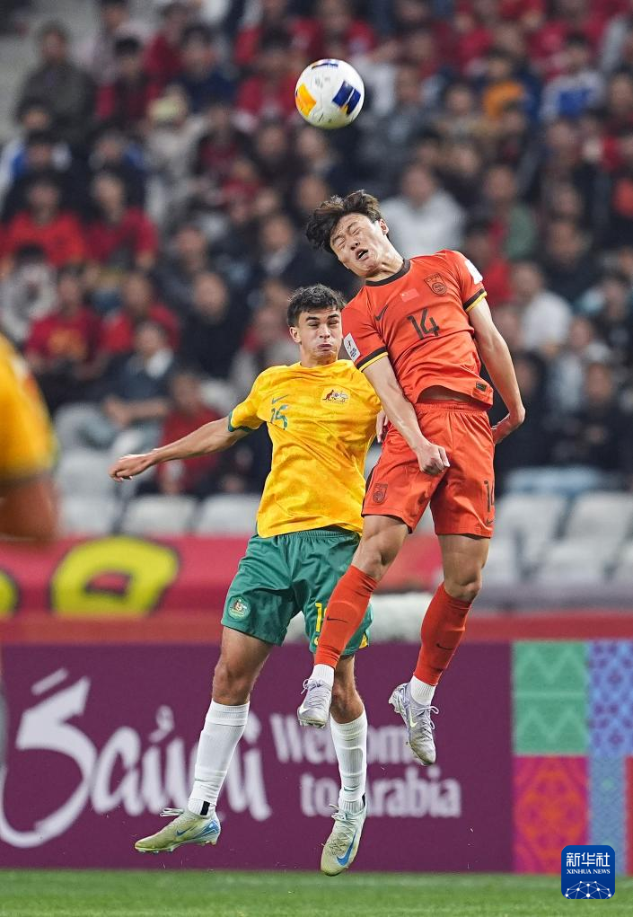 亚洲足球比赛中的明星球员表现抢眼