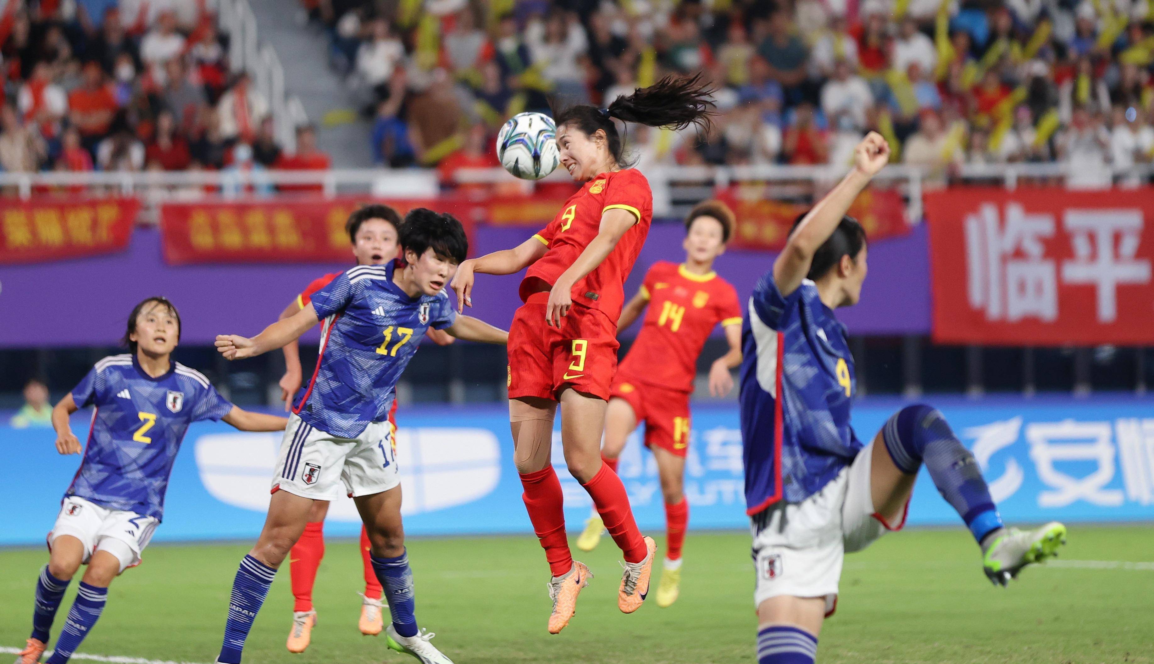 运动场上女足比赛的激烈角逐 运动场上女足比赛的激烈角逐