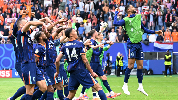 荷兰队与波兰队展开紧张对决! 荷兰队与波兰队展开紧张对决!