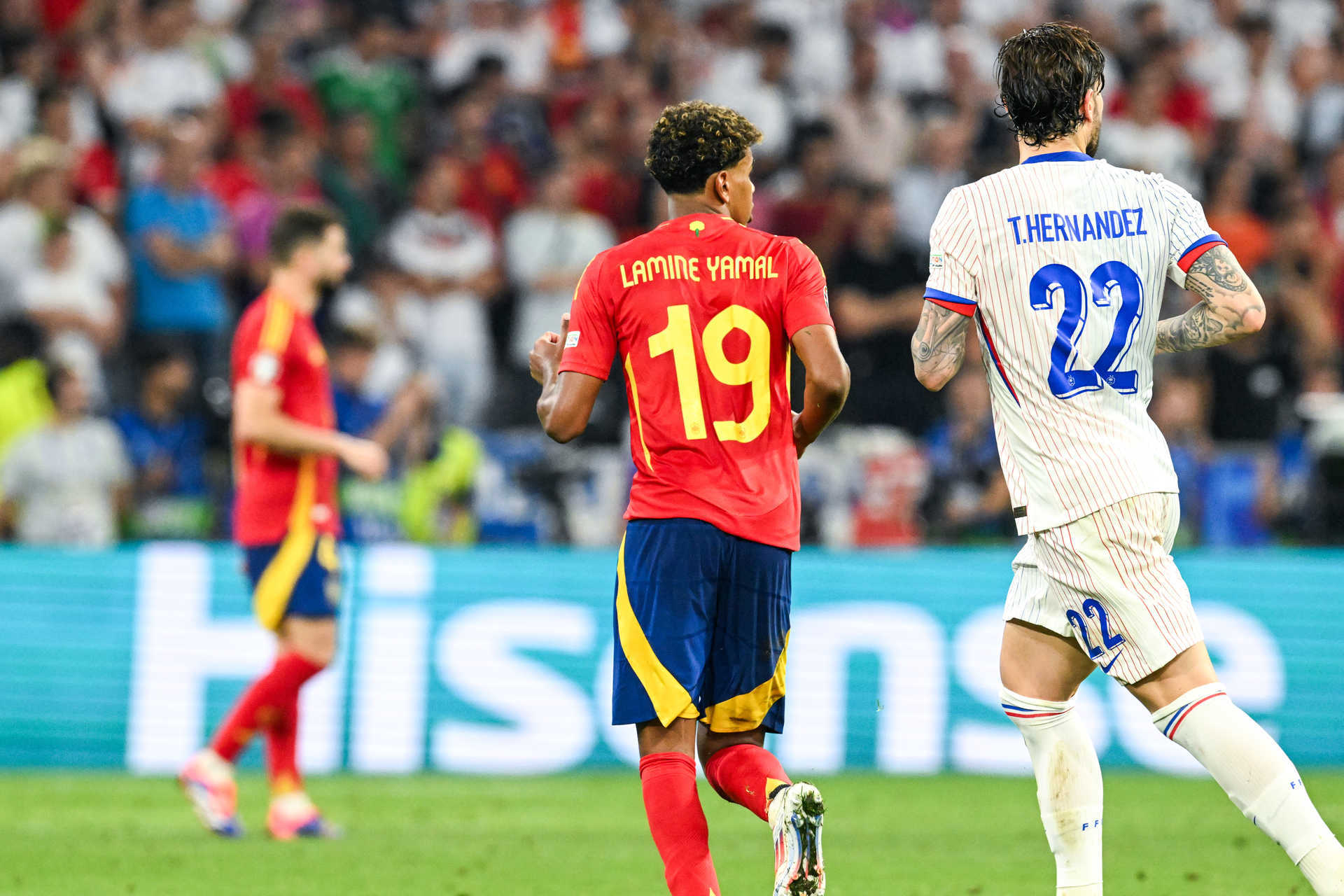 爱游戏在线-欧洲杯预选赛继续厮杀，球员拼尽全力的简单介绍