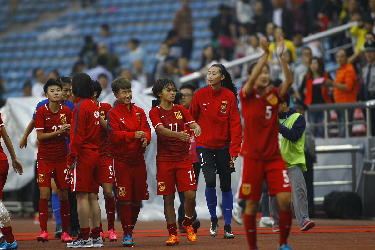 包含激动人心的足球比赛，女球员奋力拼搏的词条