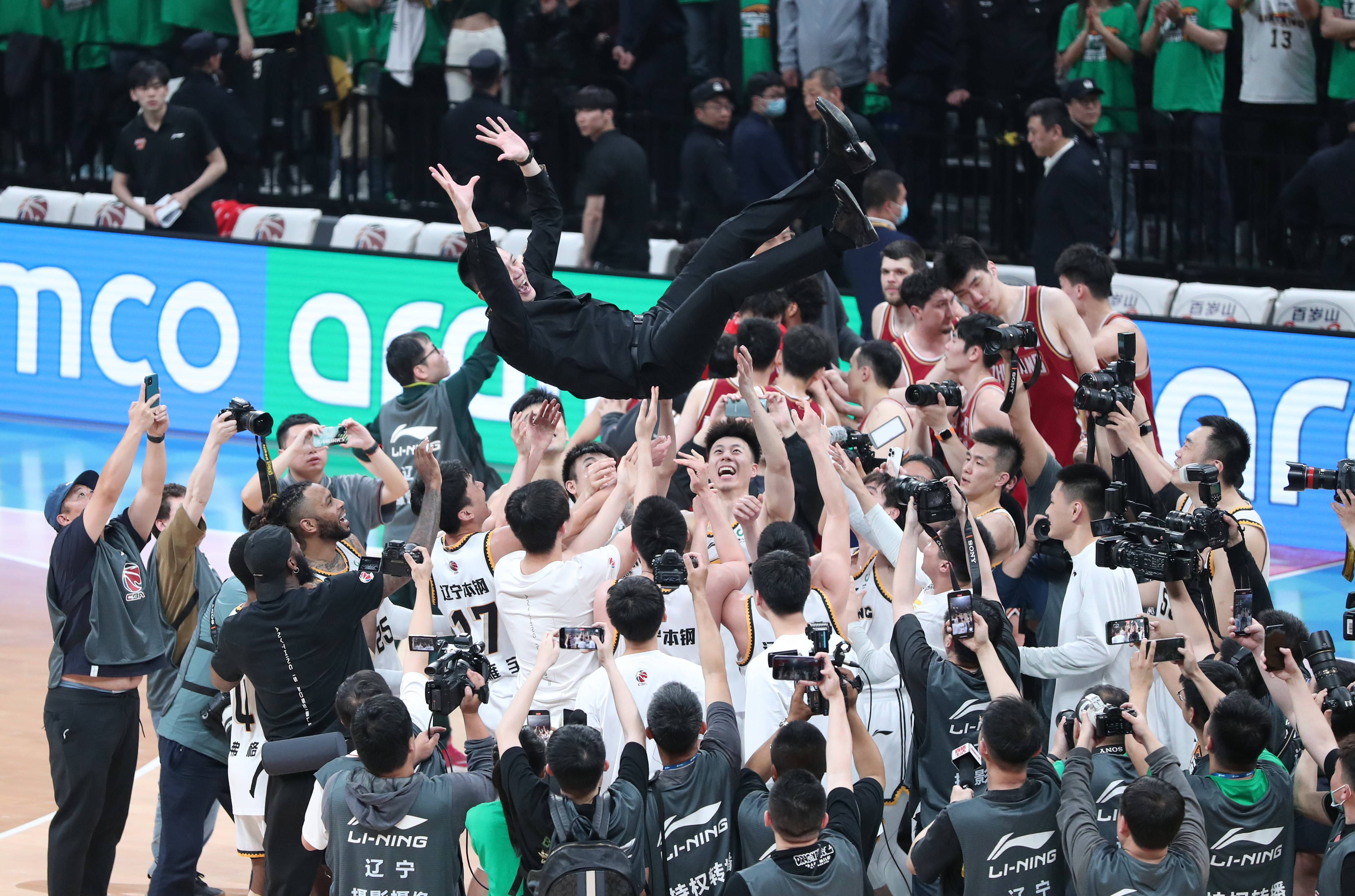 全队合作默契，力争取得胜利