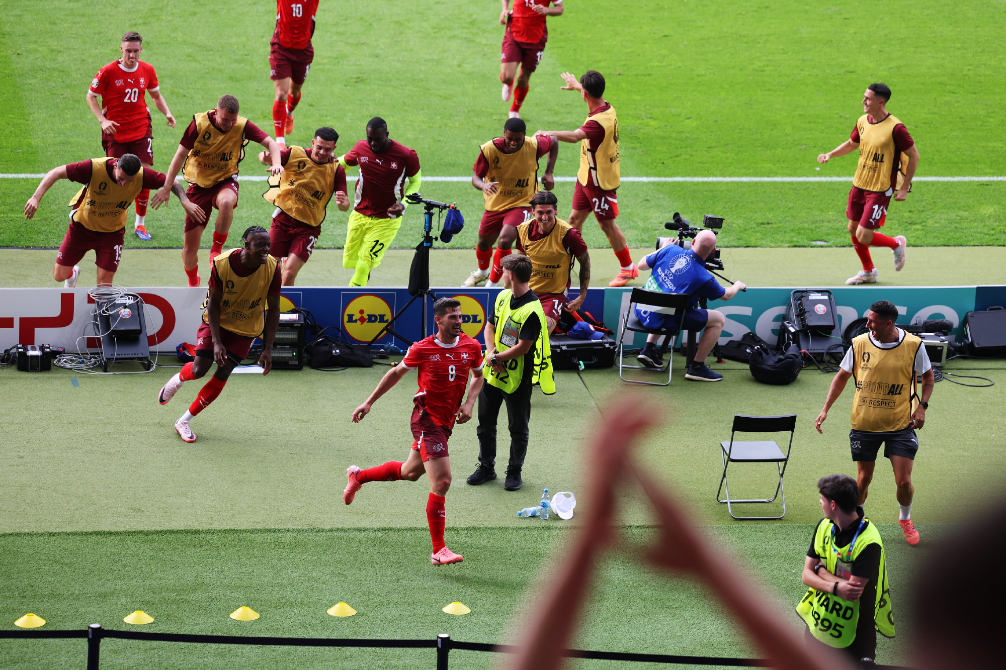 欧洲联赛球员在比赛中绝杀对手