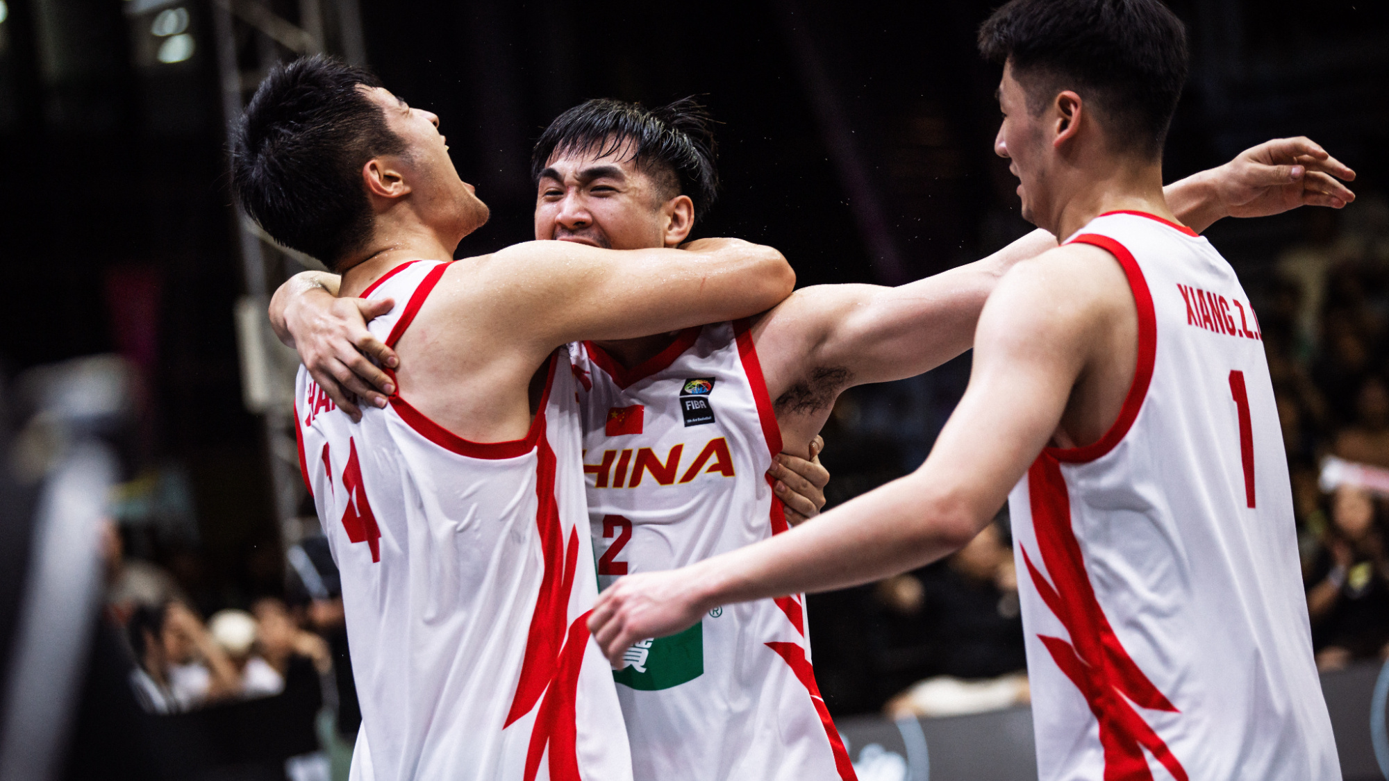 亚洲球队奋发向前，球员团结拼搏争夺胜利天下的简单介绍