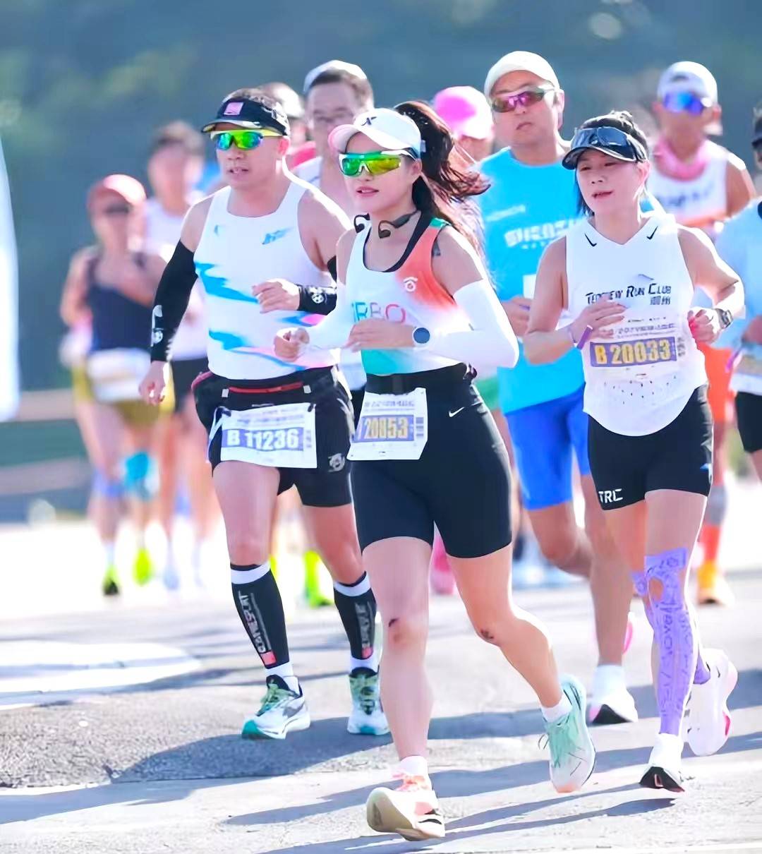 包含热情洋溢！选手们齐聚赛场，挥洒激情的词条