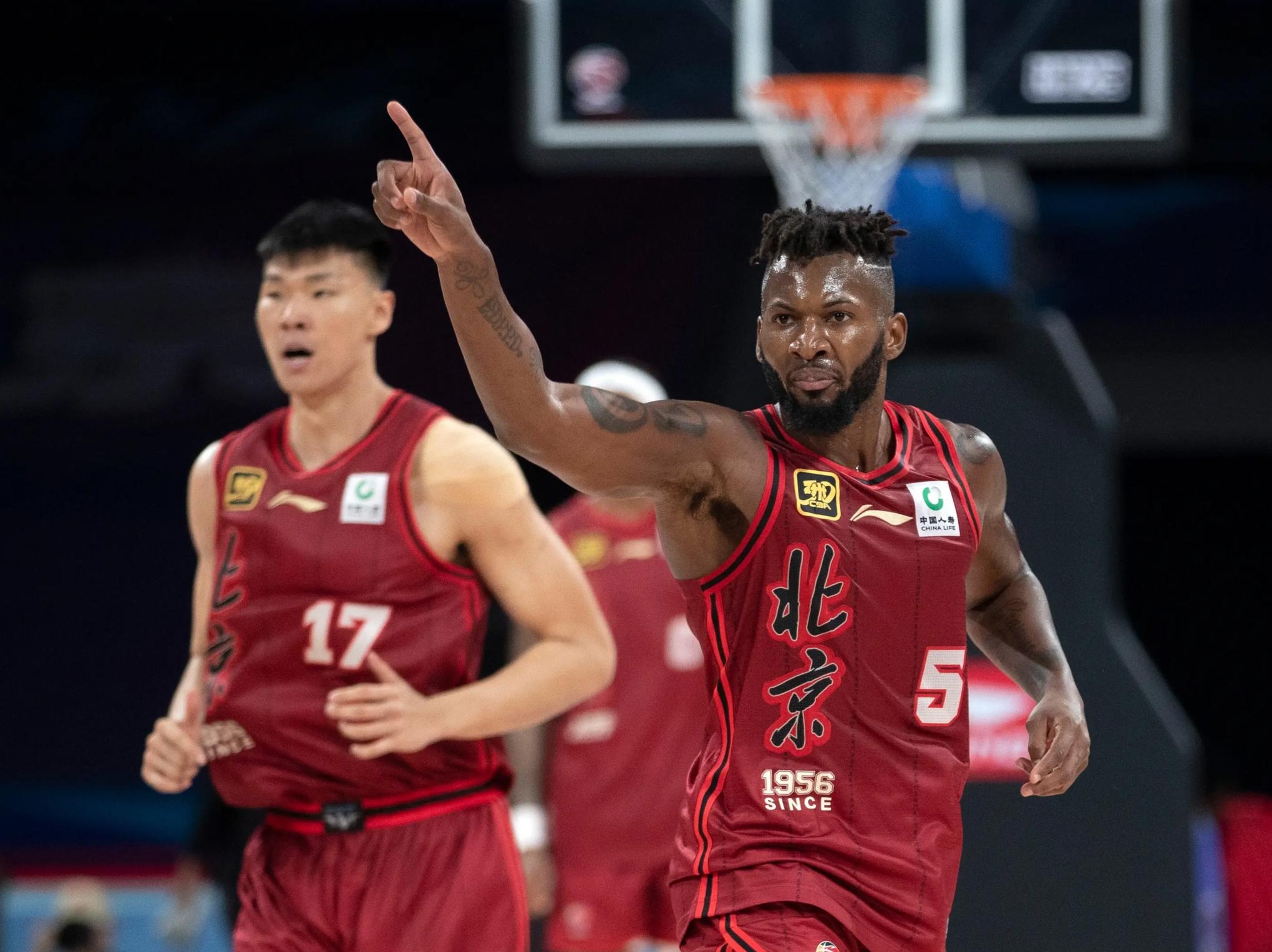 球队队长领衔，带领球队赢得胜利，晋级季后赛的简单介绍